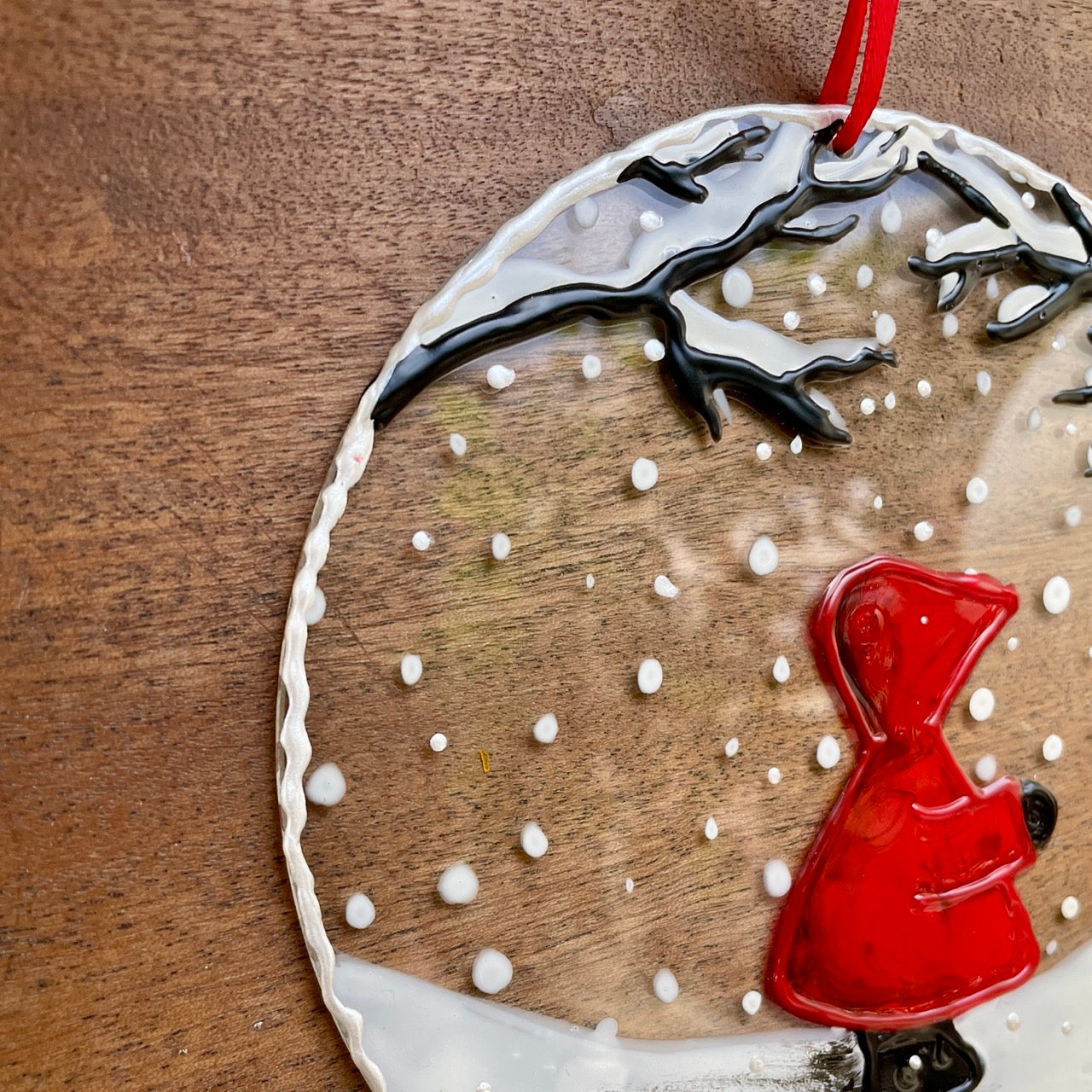 Redhood in snow~ Round suncatcher