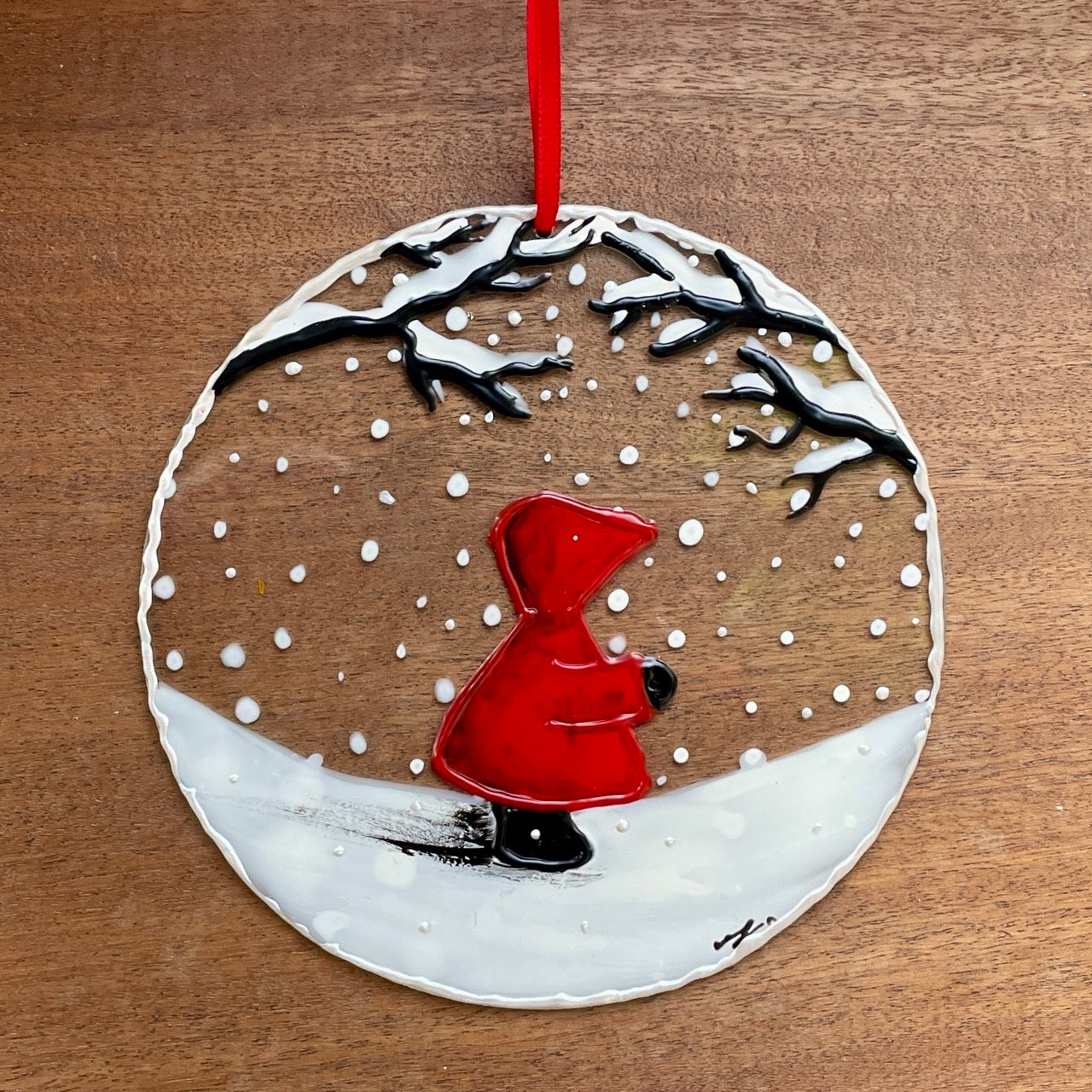Redhood in snow~ Round suncatcher